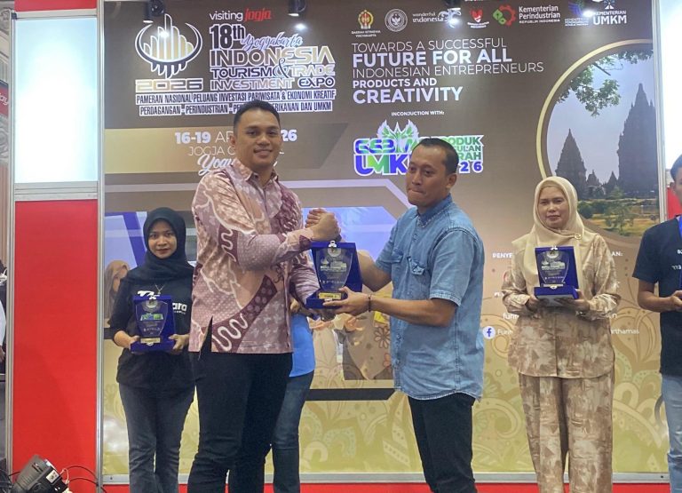 Penghargaan Juara 1 Stan Terbaik Untuk Sekretariat Dewan Kawasan Diterima Oleh Anggota III BP Tanjungpinang