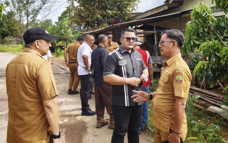 Peninjauan Lapangan Terkait Rencana Pelebaran Jalan Menuju Kampung Kelam Pagi, Dompak