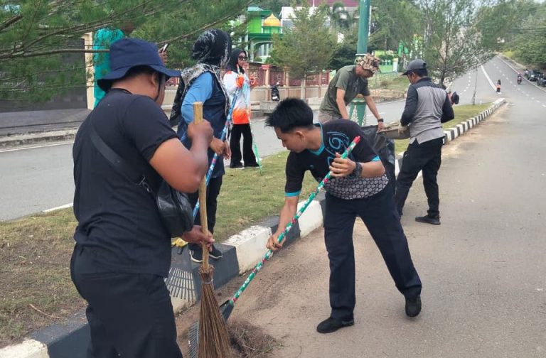 BP Tanjungpinang Lakukan Gotong Royong di Kawasan FTZ Senggarang Bersama Kelurahan Senggarang